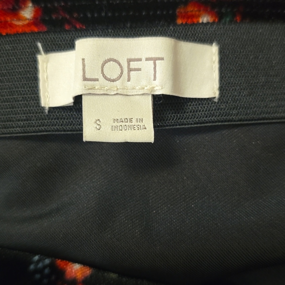 LOFT Black Velvet Skirt with Red Floral Pattern, Midi, A Line, Womens S - Picture 9 of 9